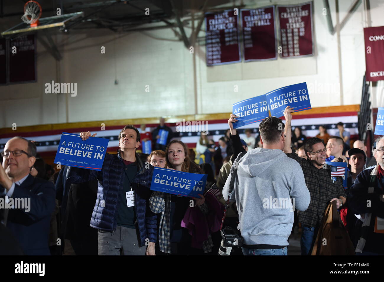 Concord, USA. 9. Februar 2016. Anhänger des demokratischen US-Präsidentschaftskandidaten Bernie Sanders feiern seine 2016 New Hampshire Präsidenten primäre Sieg in Concord, New Hampshire, USA, 9. Februar 2016. Bildnachweis: Bao Dandan/Xinhua/Alamy Live-Nachrichten Stockfoto