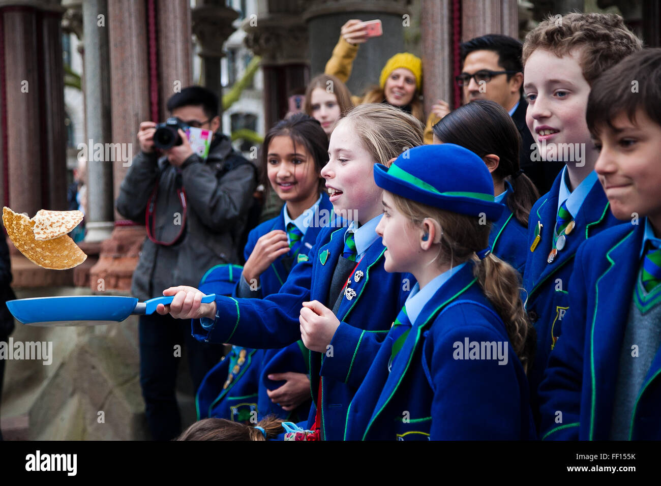 Westminster, London, Vereinigtes Königreich. 9. Februar 2016 - eine Gruppe von Schulkindern warf Pfannkuchen beim parlamentarischen Pfannkuchen-Rennen in Victoria Gardens, Westminster.  Bildnachweis: Dinendra Haria/Alamy Live-Nachrichten Stockfoto