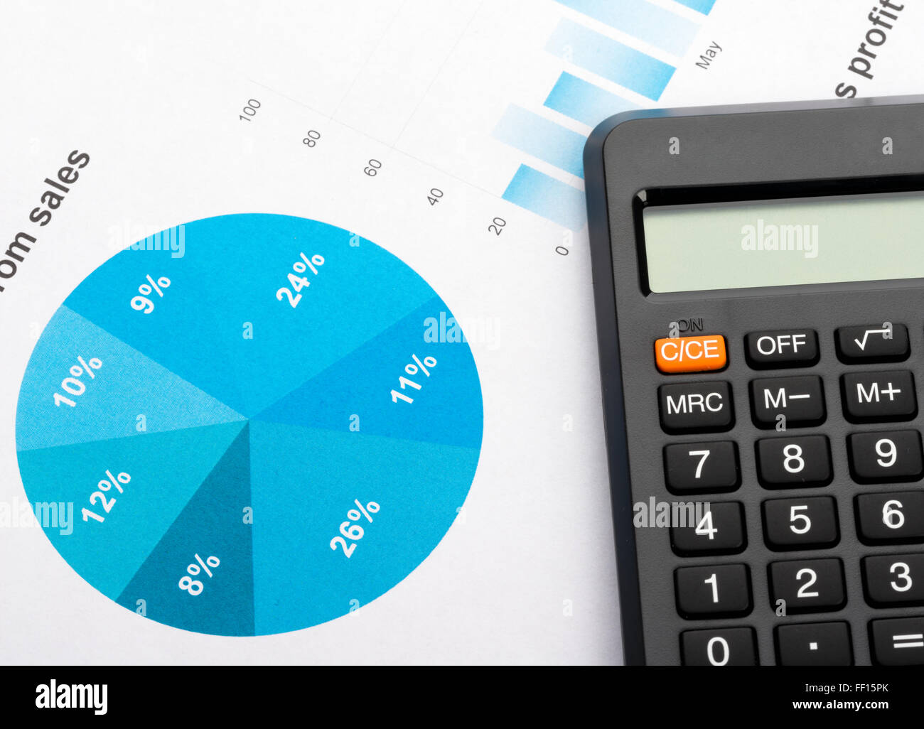 Grafiken und Diagramme Finanzanalyse mit Taschenrechner Stockfoto
