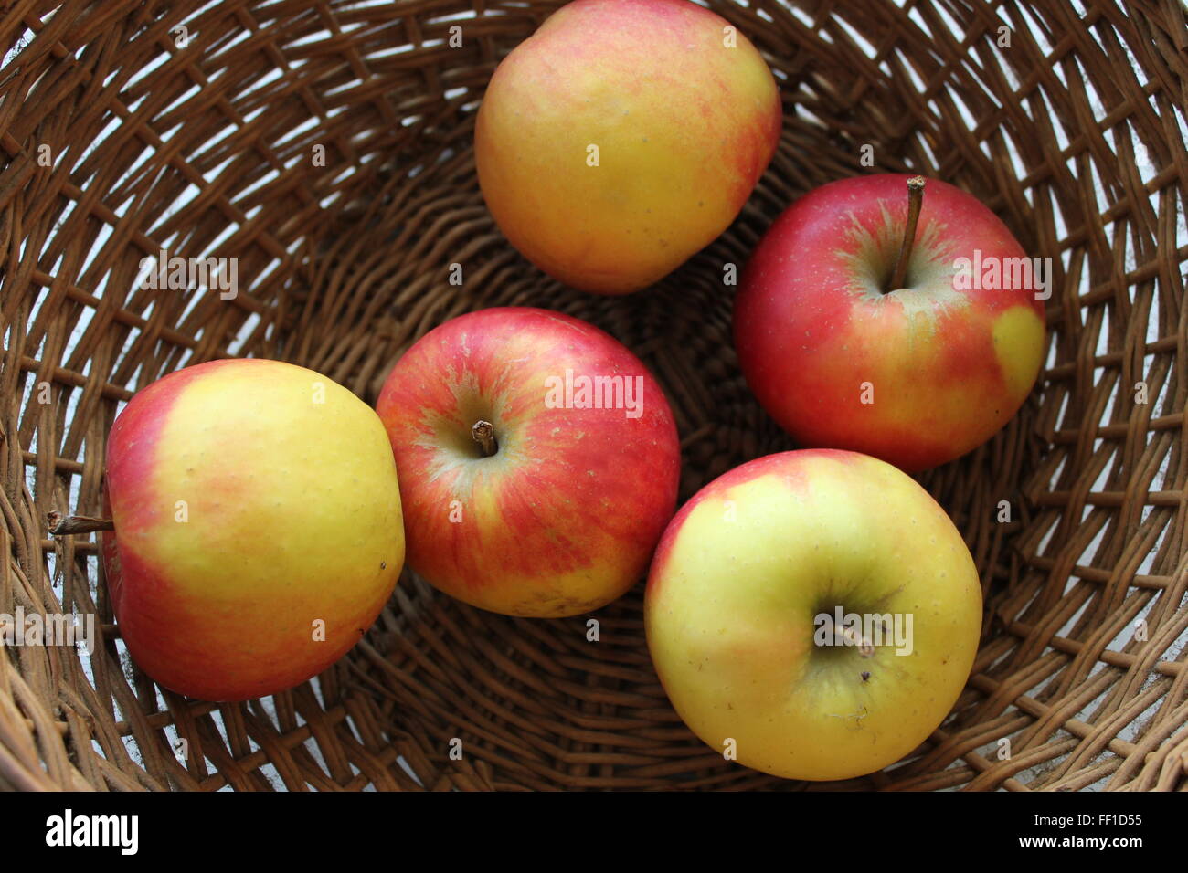 einige Äpfel in einem Korb Stockfoto