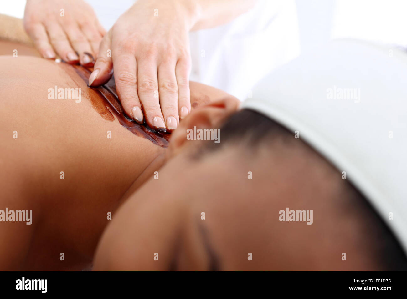 Schokoladen-Massage. Body Massage, Schokoladen-Massage. Pflegende Behandlung, Entspannung, feuchtigkeitsspendend, straffend Stockfoto
