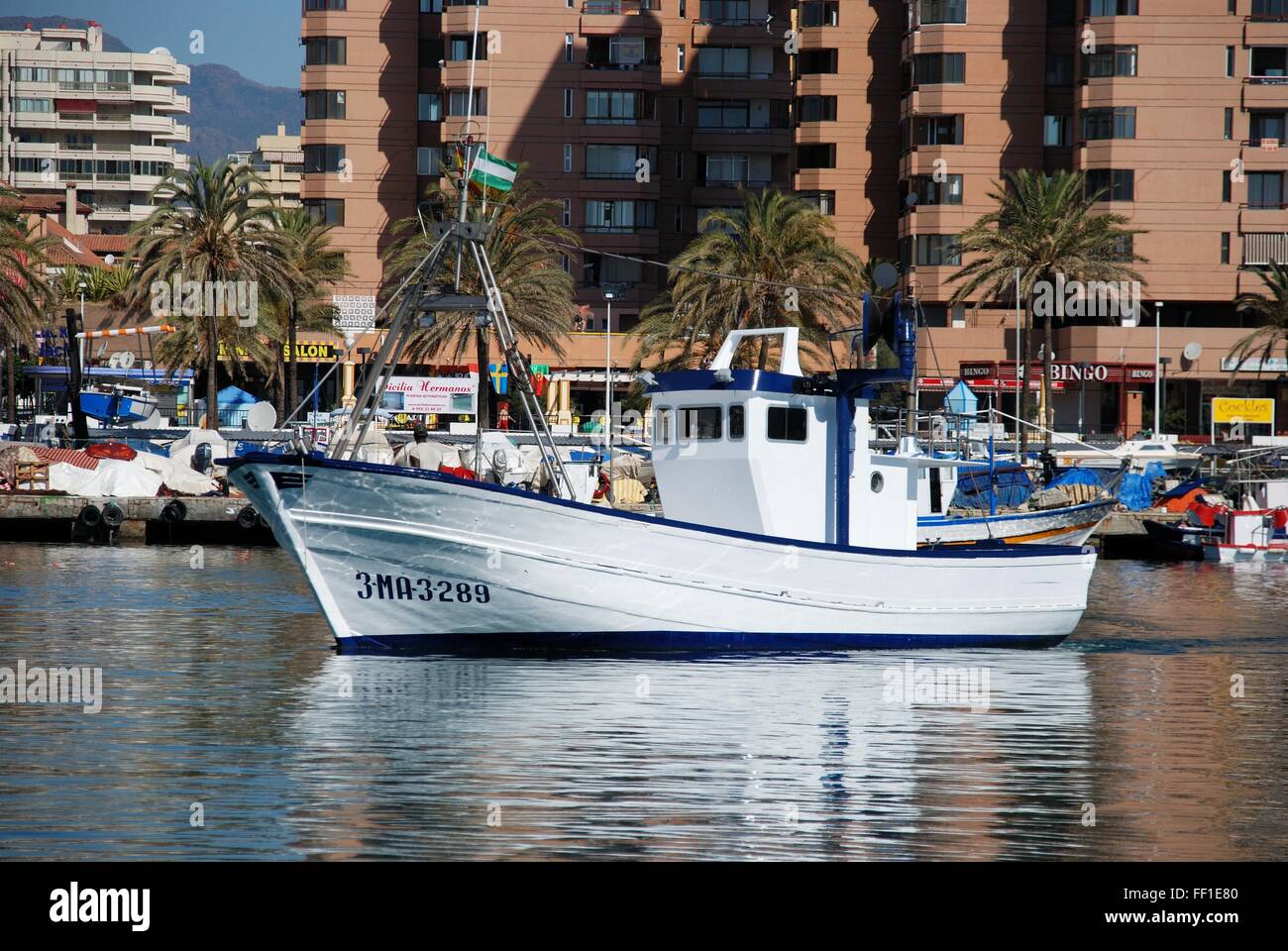 Traditionelle Fischerboote in den Hafen von Fuengirola, Provinz Malaga, Andalusien, Spanien, Westeuropa. Stockfoto