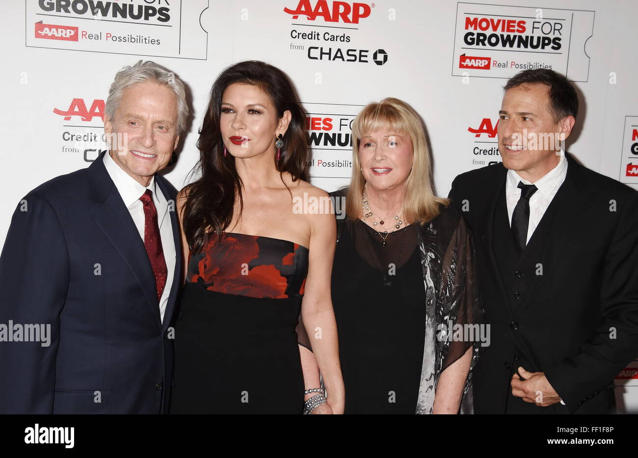 Beverly Hills, Kalifornien. 8. Februar 2016. BEVERLY HILLS, CA - Februar 08: (L-R) Schauspieler Michael Douglas, Catherine Zeta-Jones, Diane Ladd und Regisseur/Produzent David O. Russell besuchen AARPs Film für Erwachsene Awards im Regent Beverly Wilshire Four Seasons Hotel am 8. Februar 2016 in Beverly Hills, Kalifornien. © Dpa/Alamy Live-Nachrichten Stockfoto