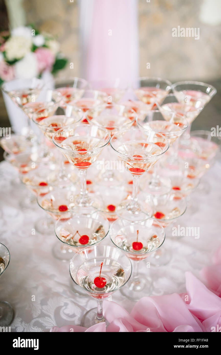 alkoholische Getränke und Getränke mit Kirsche auf Hochzeitsfeier Stockfoto