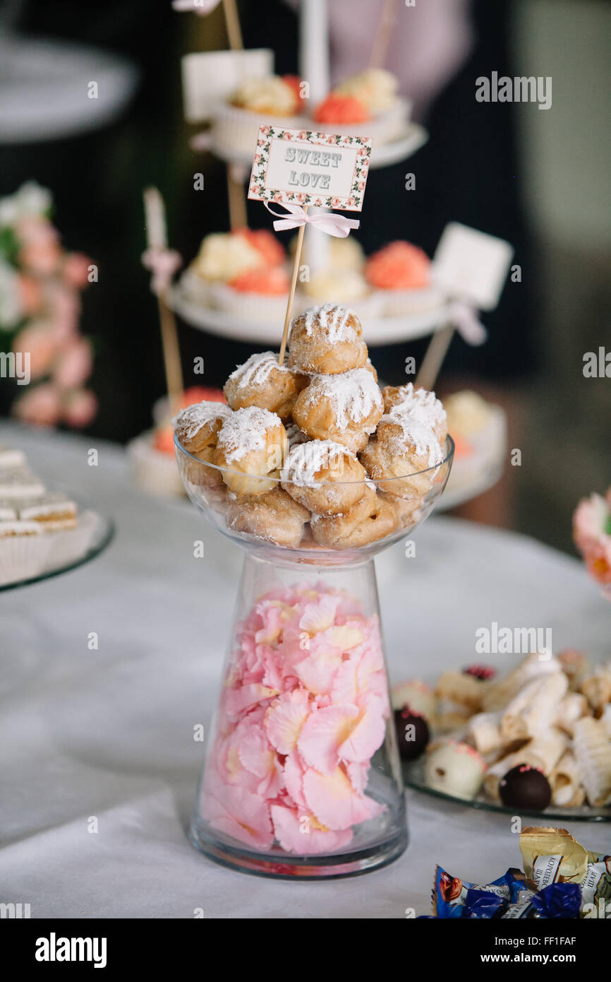 Hochzeit-Dessert mit köstlichen Cake Pops und verschiedene Süßigkeiten Stockfoto