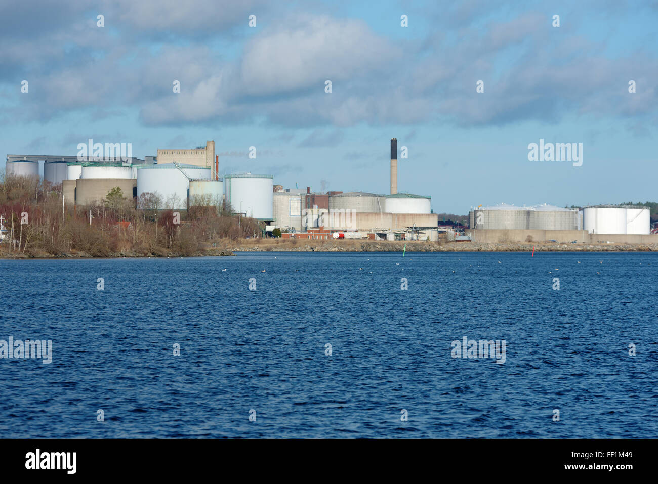 Ein Öl-terminal in der Nähe von Meer. Dies ist eine Ansicht von Se. textfreiraum im Wasser gesehen. Stockfoto