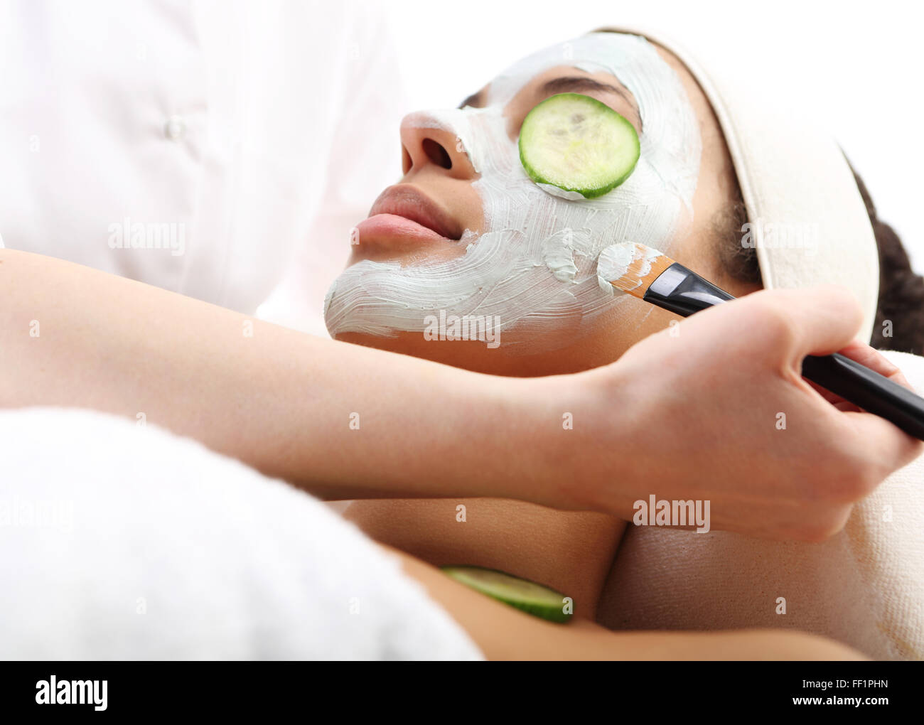 Cosmetic feuchtigkeitsspendende Maske wird auf das Gesicht einer Frau angewendet... Reinigende Maske, Maske mit grüner Tonerde, Entspannung im spa Stockfoto