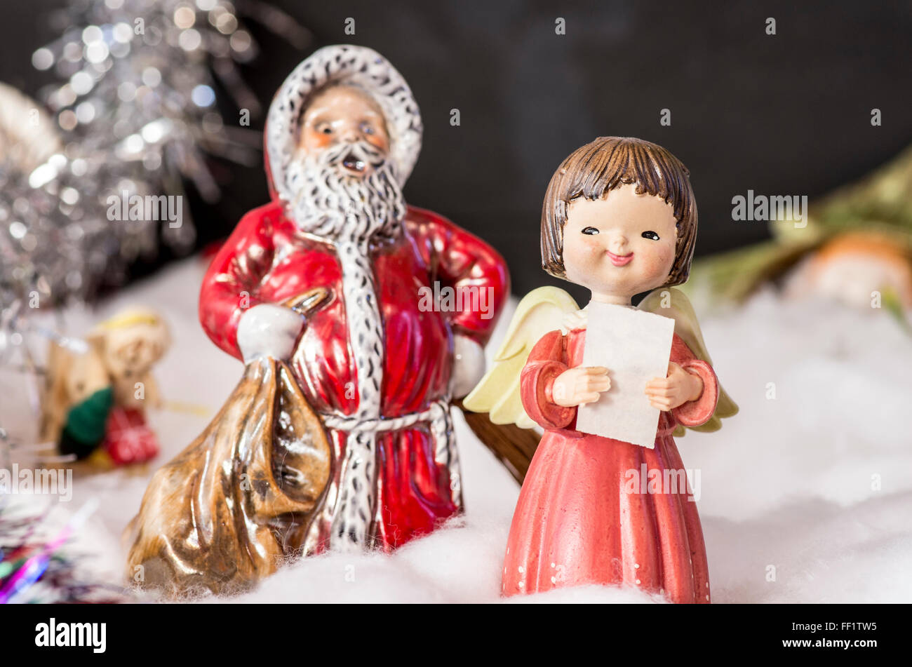 Weihnachtsdekorationen mit einem Weihnachtsmann und singenden Engel in einem englischen Haus in Großbritannien Stockfoto