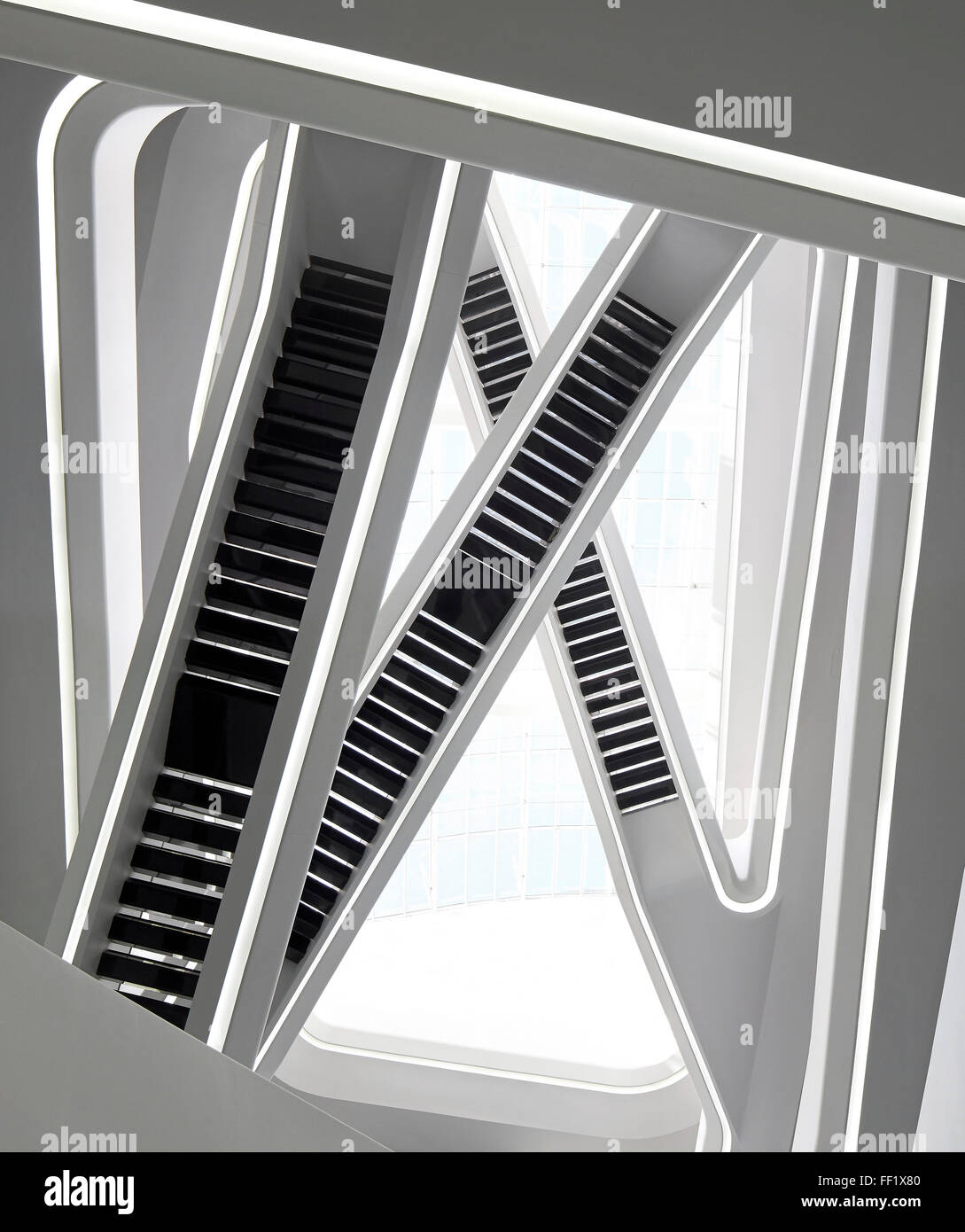 Zusammenfassung von gebogenen Elementen und Treppen. Dominion-Turm, Moskau, Moskau, Russland. Architekt: Zaha Hadid Architects, 2015. Stockfoto