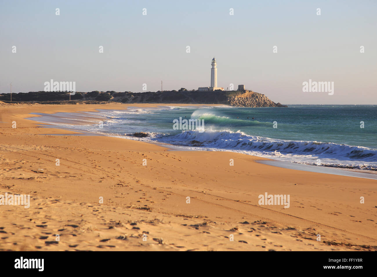 Sandstrand und Leuchtturm am Cabo de Trafalgar, Provinz Cadiz, Spanien Stockfoto