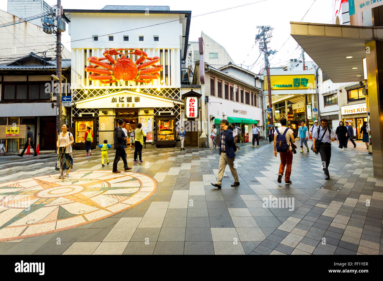 Touristen zu Fuß vor der übergroßen Orange Krabbe, ein gemeinsames Symbol angibt, Meeresfrüchte, schwebt über der Tür der Innenstadt erholen Stockfoto