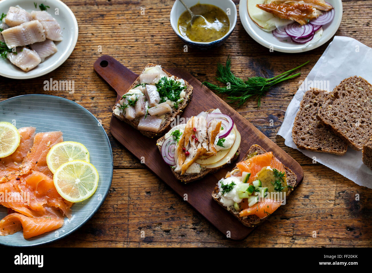 Skandinavische Sandwiches mit geräucherter Makrele, Hering und Lachs Stockfoto