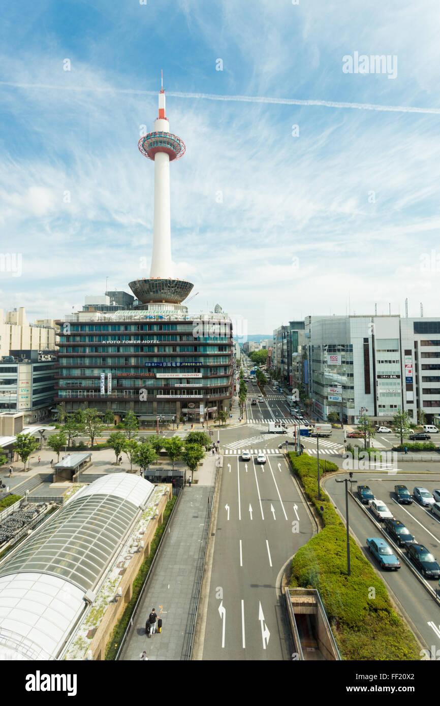 Sonnigen blauen Himmel mit Kyoto Tower und den nahe gelegenen Gebäude der Stadt und saubere Straßen vor dem Bahnhof von Kyoto in Japan. Textfreiraum Stockfoto