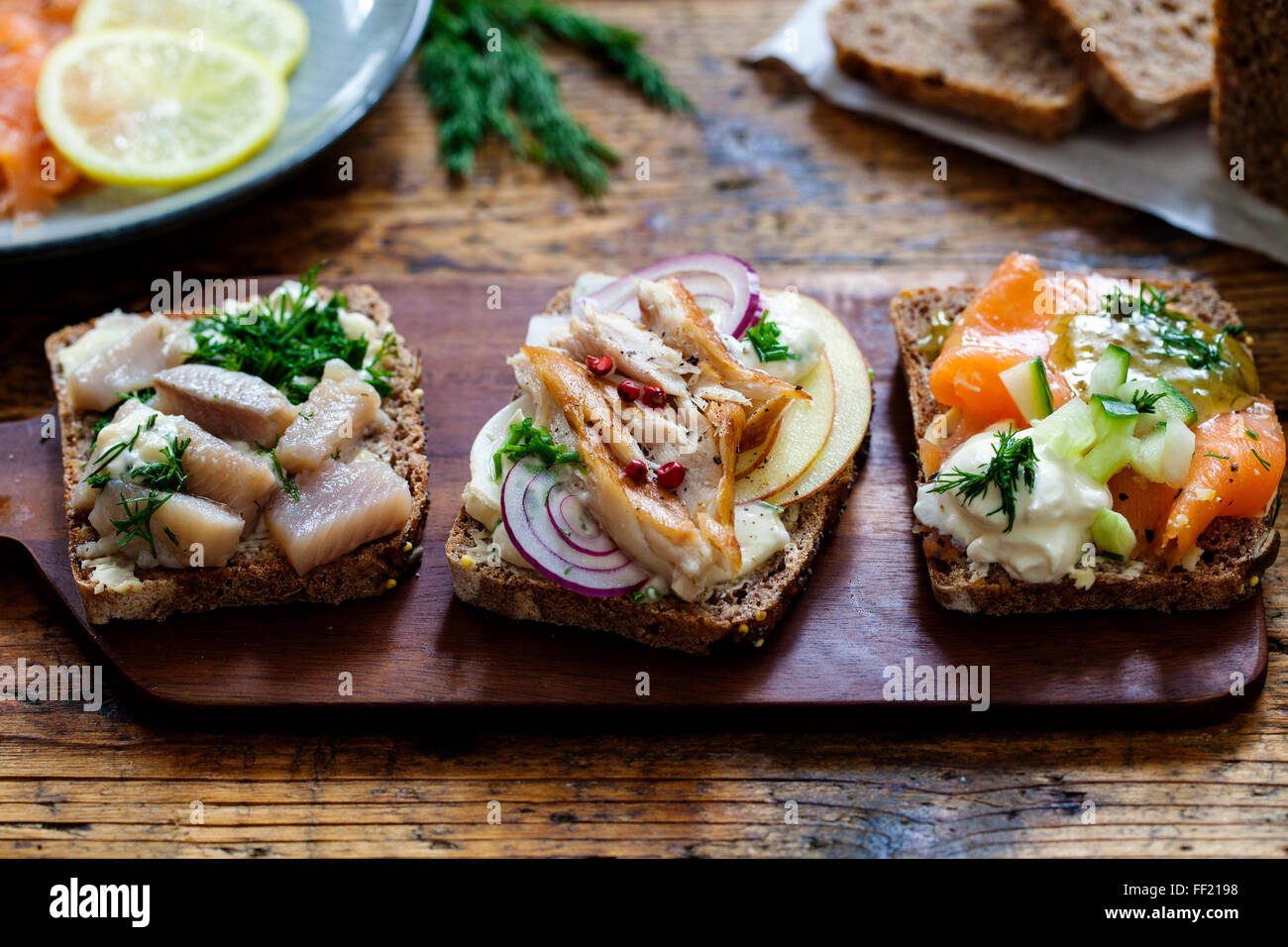Skandinavische Sandwiches mit geräucherter Makrele, Hering und Lachs Stockfoto