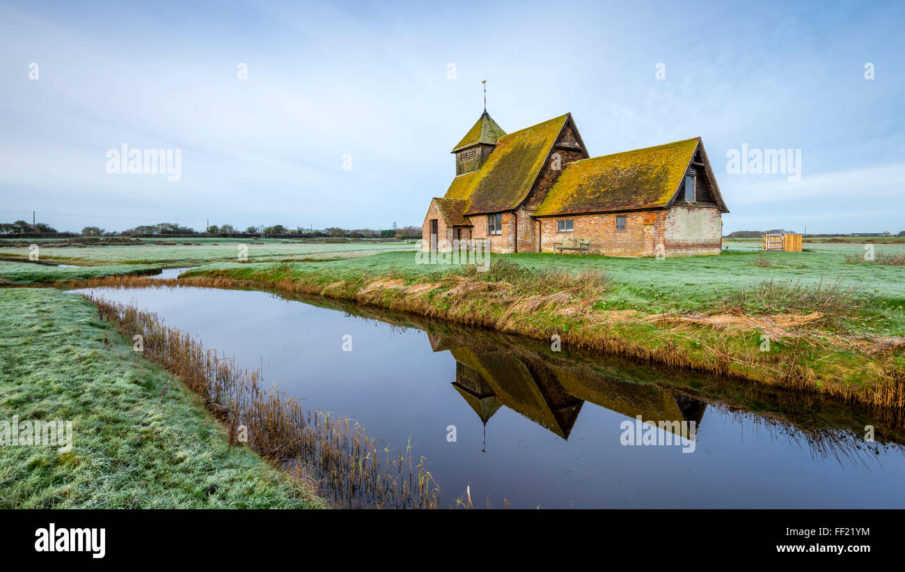 St. Thomas Becket Kirche, auch bekannt als Fairfield Kirche auf Romney Marsh, Kent. Stockfoto
