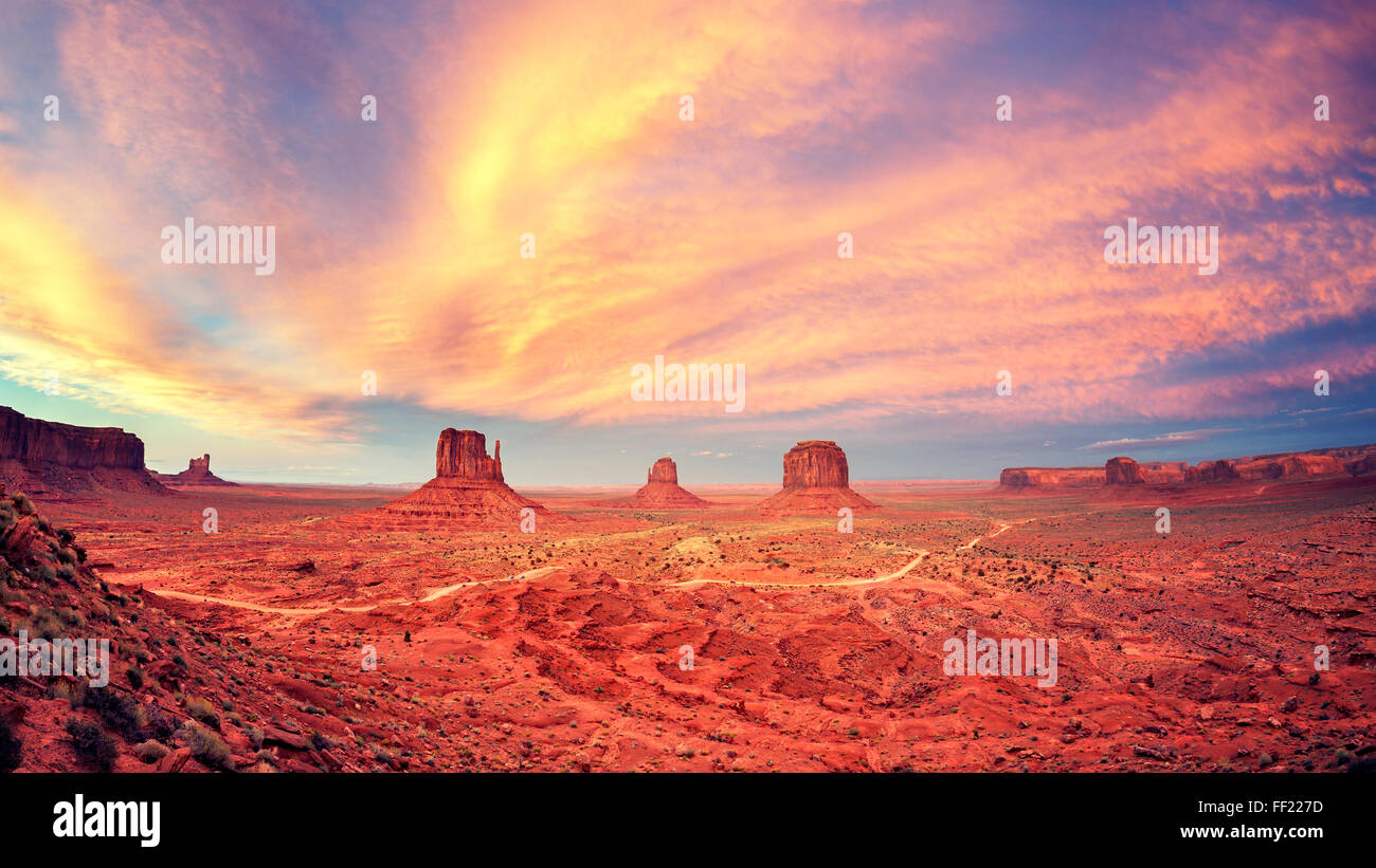 Vintage getönten Monument Valley nach Sonnenuntergang, USA. Stockfoto