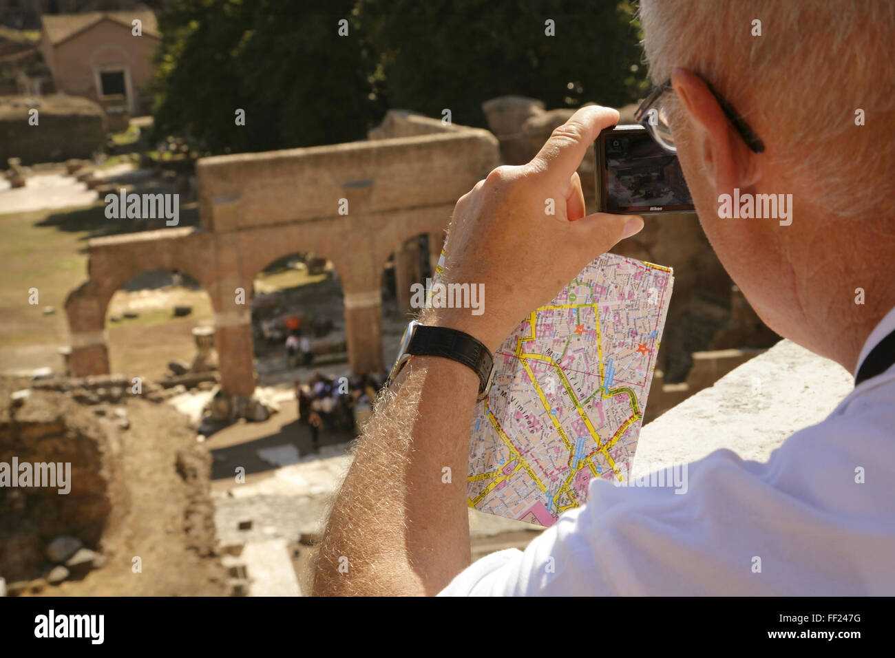 Männliche Touristen fotografieren die Ruinen des Forum Romanum, Rom, Italien. Stockfoto