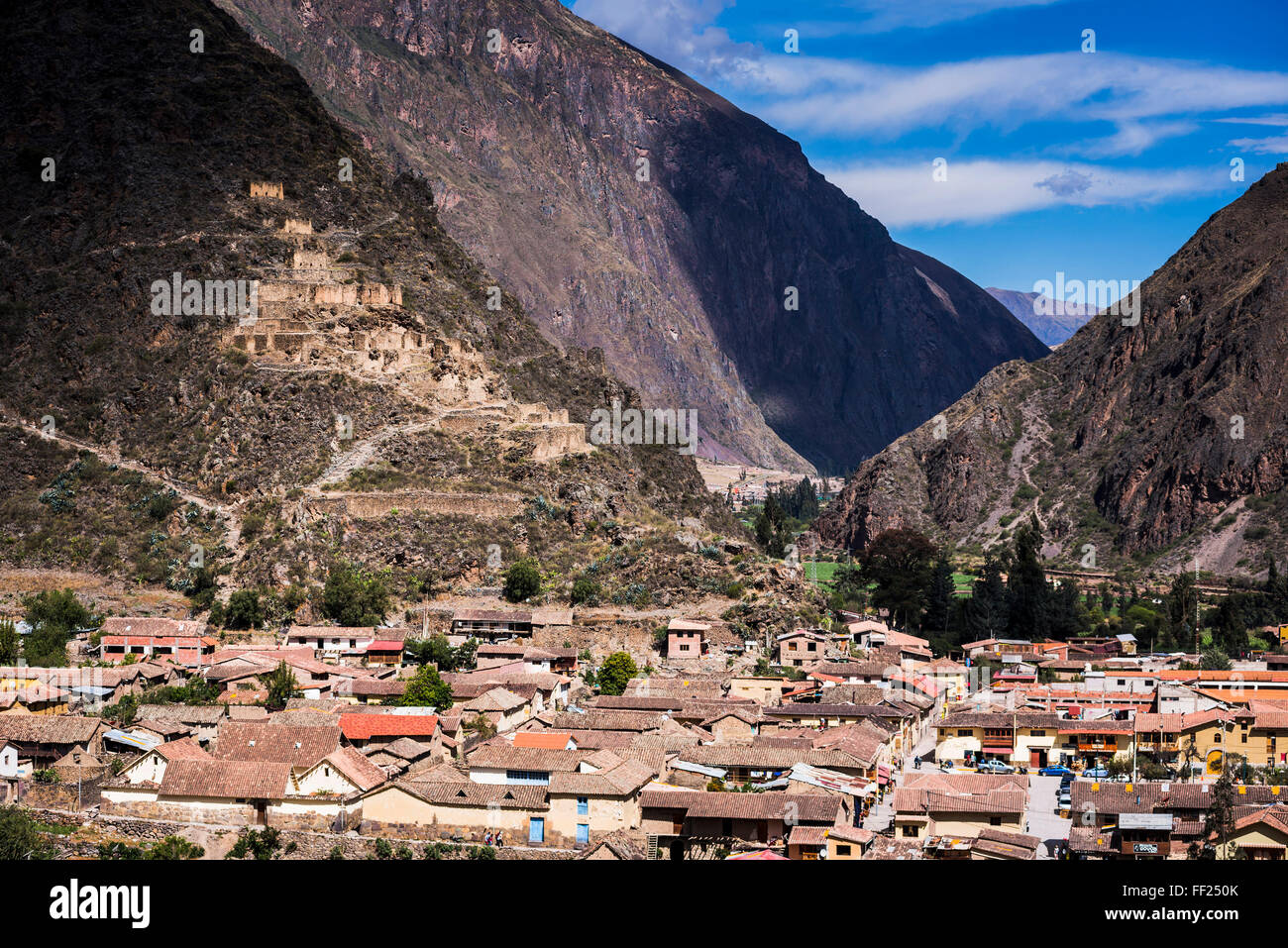 ORMRMantaytambo mit PinkuRMRMyuna Inca Lagerhäusern in den Bergen oben, Heilige VaRMRMey der Inkas, in der Nähe von Cusco, Peru Stockfoto
