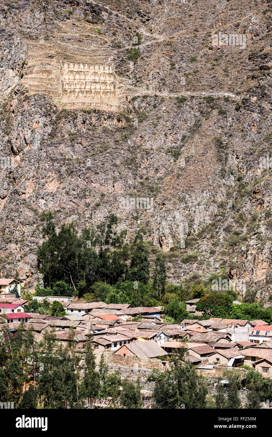 PinkuRMRMyuna Inka Lagerhäuser oben ORMRMantaytambo, Heilige VaRMRMey der Inkas (Urubamba VaRMRMey), in der Nähe von Cusco, Peru, Südamerika Stockfoto