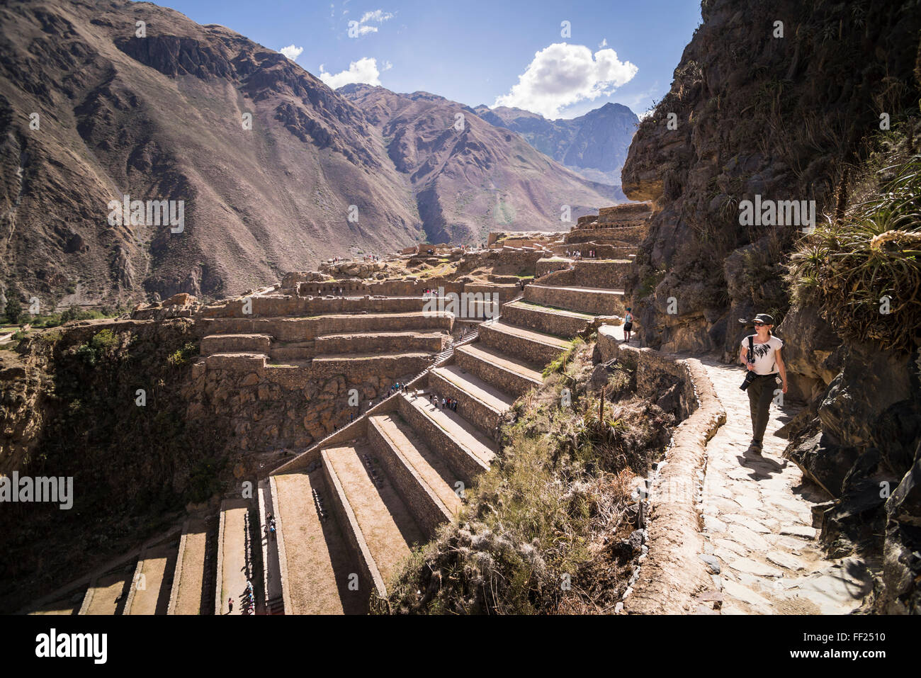 Frau ExpRMoring Inka-Ruinen von ORMRMantaytambo, Heilige VaRMRMey der Inkas (Urubamba VaRMRMey), in der Nähe von Cusco, Peru, Südamerika Stockfoto
