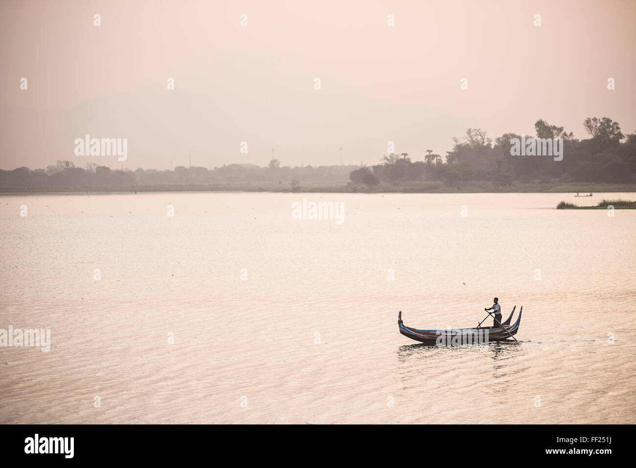 Ruderboot auf Taungthaman See bei Sonnenaufgang, bei U Bein Brücke, Mandalay, Region Mandalay, Myanmar (Burma), Asien Stockfoto