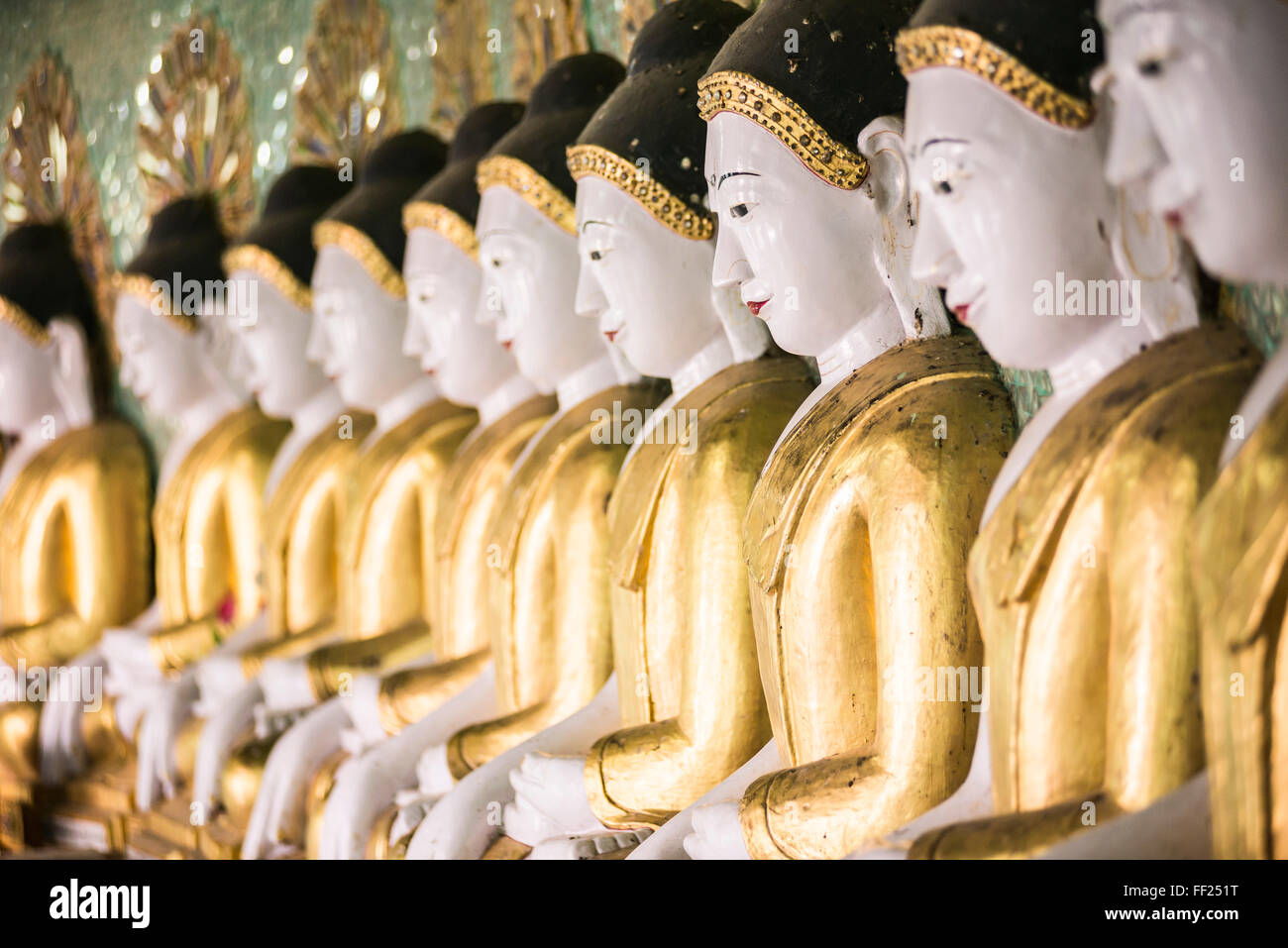 Einige der 45 große Buddha Bilder auf Umin Thounzeh, ein buddhistischer Tempel auf Sagaing Hügel, Mandalay, Myanmar (Burma), Asien Stockfoto