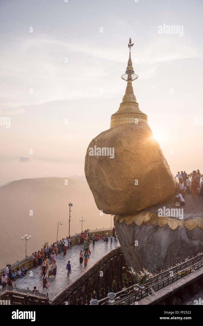 Pilger am Golden Rock Stupa (Kyaiktiyo-Pagode) bei Sonnenuntergang, Mon State, Myanmar (Burma), Asien Stockfoto