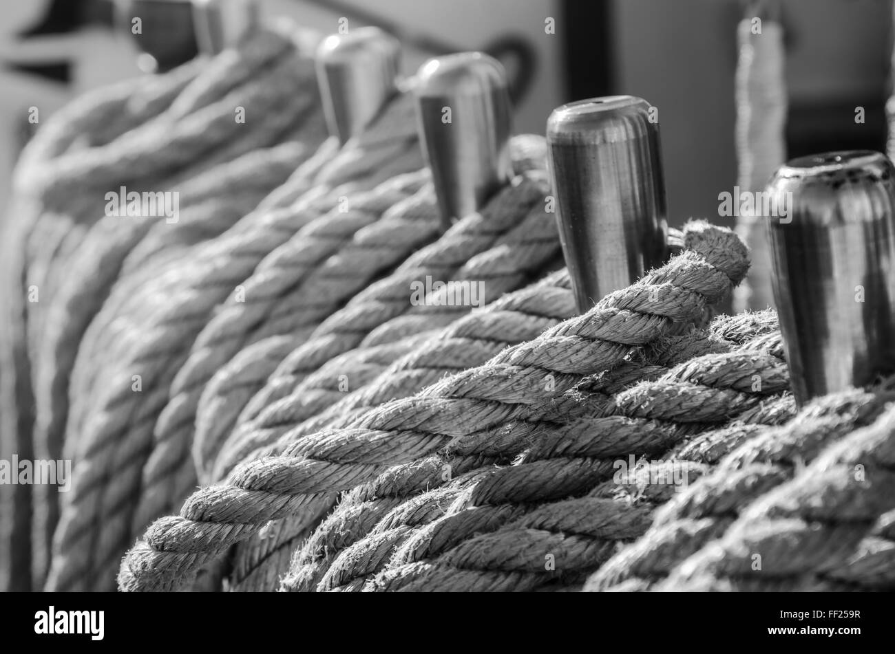 Den Seilen geflochten in Buchten auf einem alten Segelschiff Stockfoto