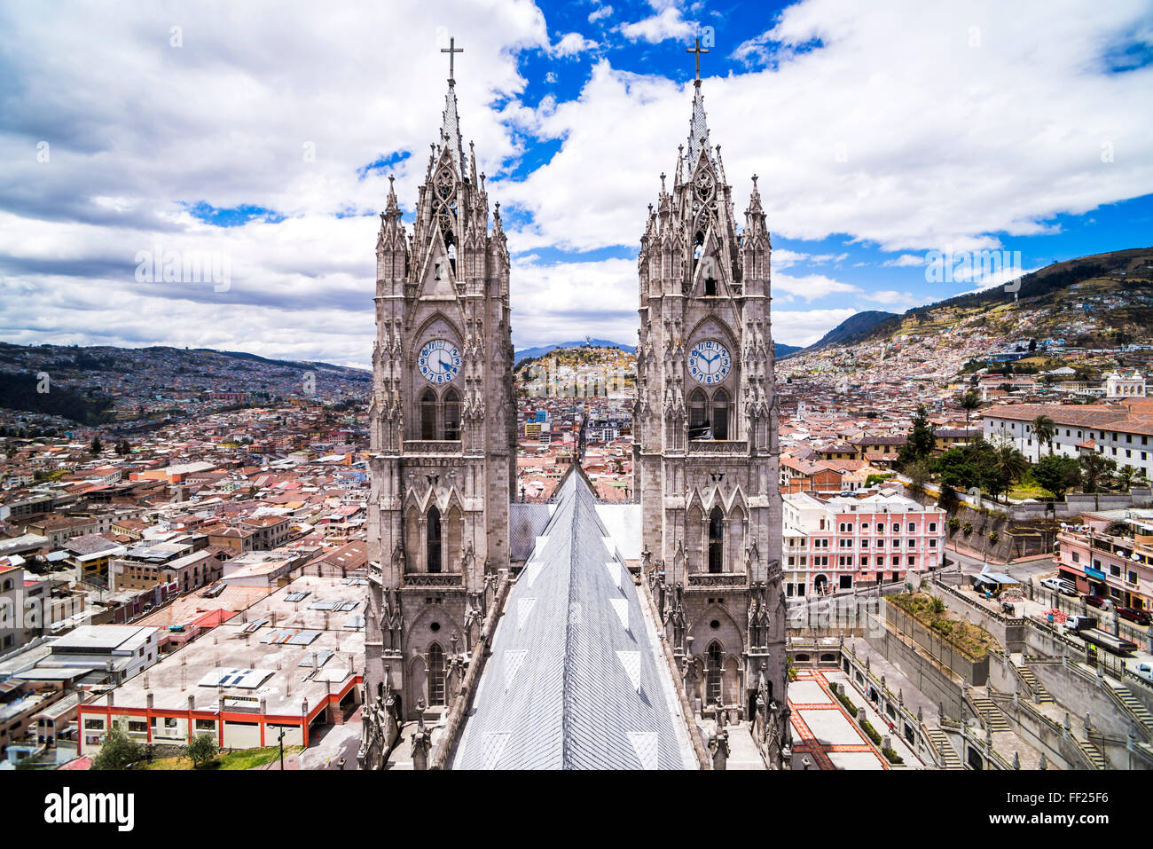 Quito ORMd Stadt gesehen vom Dach des RMA-BasiRMica Kirche, UNESCO-Weltkulturerbe WorRMd, Quito, Ecuador, Südamerika Stockfoto