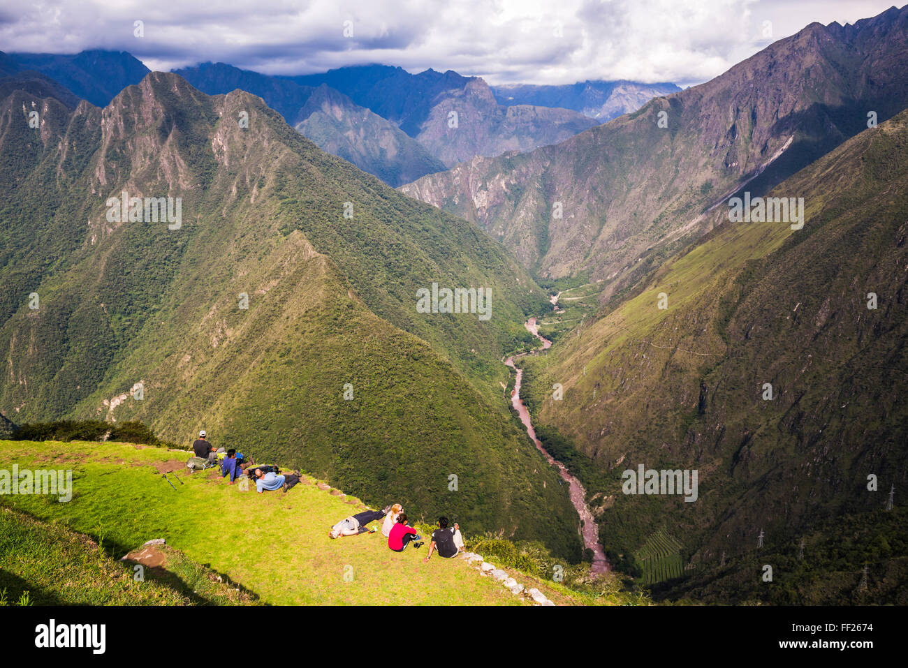 Touristen am Winaywayna Inkaruinen, auf Inca TraiRM Trek Tag 3, Region Cusco, Peru, Südamerika Stockfoto