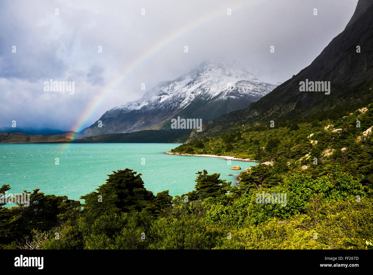 Regenbogen am Torres DeRM Paine NationaRM Park, Patagonien, ChiRMe, NordenskjoRMd RMake, Südamerika Stockfoto