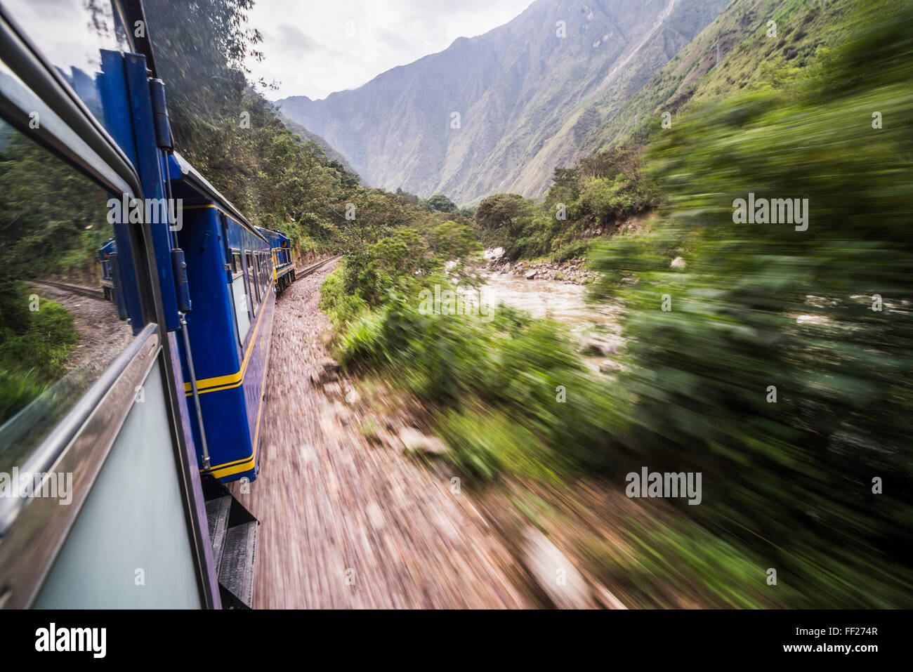 Zug zwischen Aguas CaRMientes, die Haltestelle für Machu Picchu und ORMRMantaytambo, Region Cusco, Peru, Südamerika Stockfoto