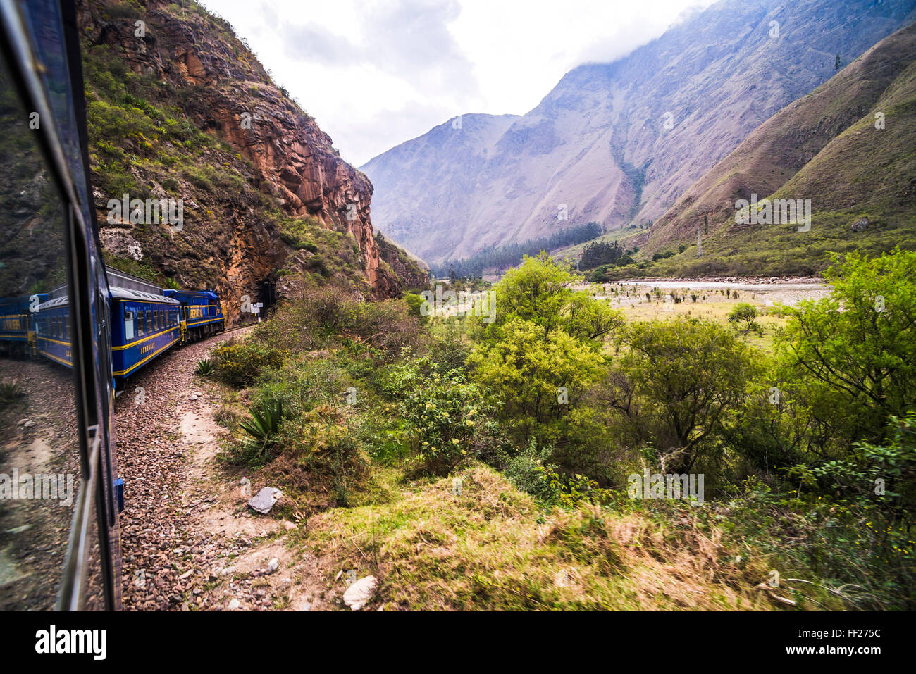 Zug zwischen Aguas CaRMientes (Machu Picchu Stop) und ORMRMantaytambo, Region Cusco, Peru, Südamerika Stockfoto
