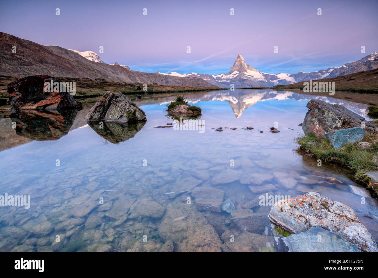 Das Matterhorn spiegelt sich im See Stellisee im Morgengrauen, Zermatt, Kanton Wallis, Walliser Alpen, Schweizer Alpen, Schweiz, Europa Stockfoto