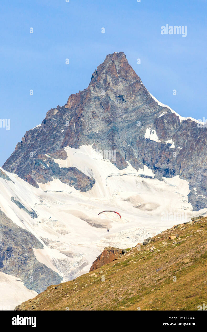 Ein Gleitschirm fliegt vor den majestätischen Obergabelhorn, Kanton Wallis, Walliser Alpen, Schweizer Alpen, Schweiz, Europa Stockfoto