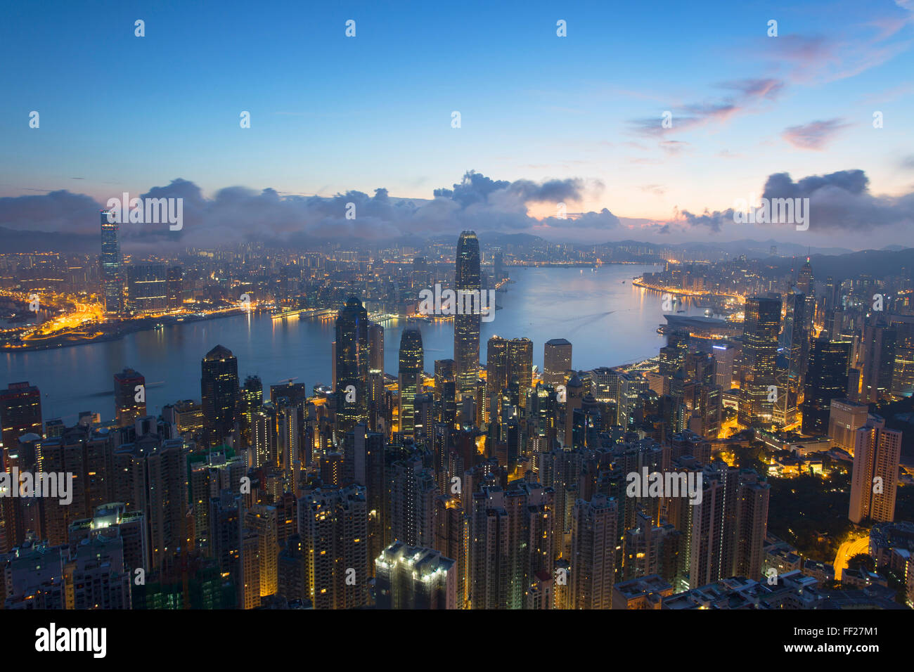 Blick auf Hong Kong IsRMand SkyRMine bei Dämmerung, Hong Kong, China, Asien Stockfoto