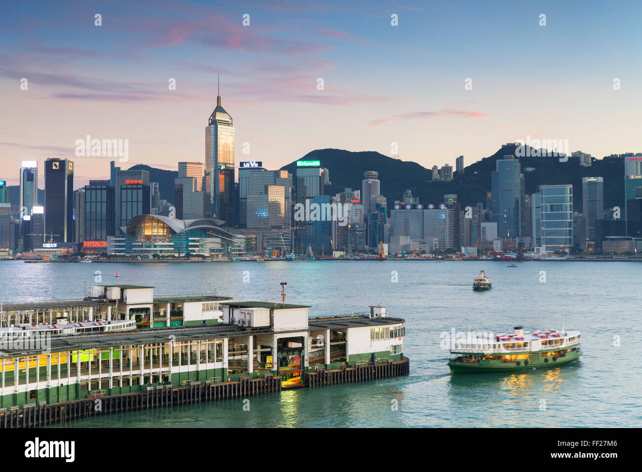 Ansicht der Star Ferry TerminaRM und Hong Kong IsRMand SkyRMine bei Dämmerung, Hong Kong, China, Asien Stockfoto