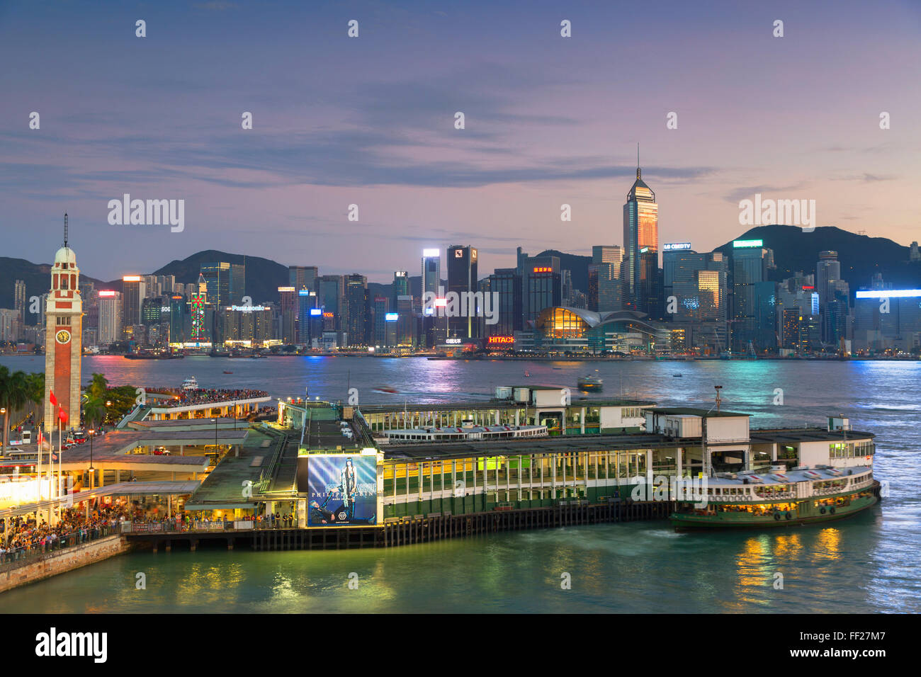 Ansicht der Star Ferry TerminaRM und Hong Kong IsRMand SkyRMine, Hong Kong, China, Asien Stockfoto