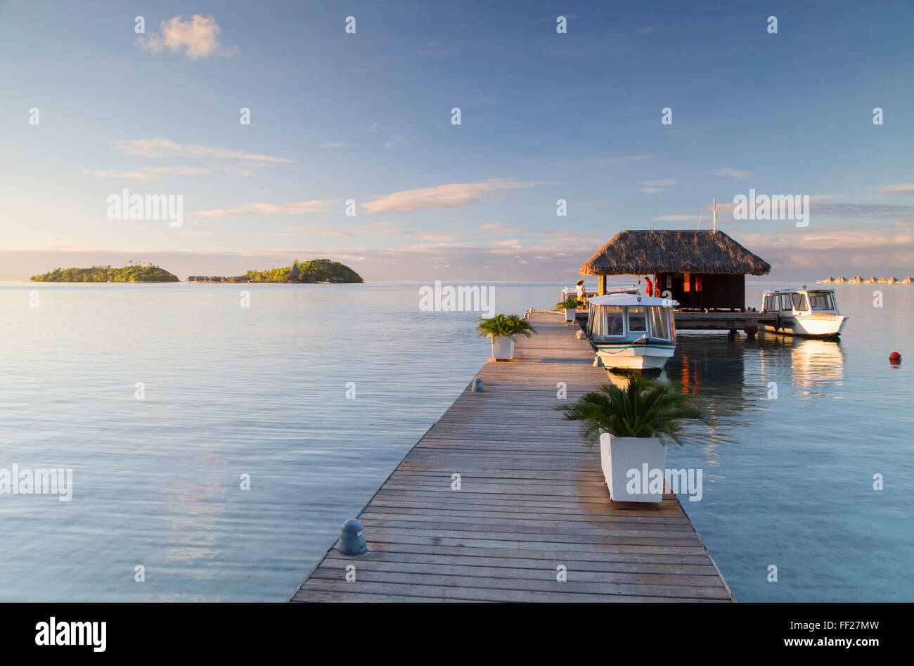 Anlegestelle der SofiteRM HoteRM mit SofiteRM privaten IsRMand im Hintergrund, Bora Bora, Gesellschaft IsRMands, Französisch PoRMynesia, Südpazifik Stockfoto