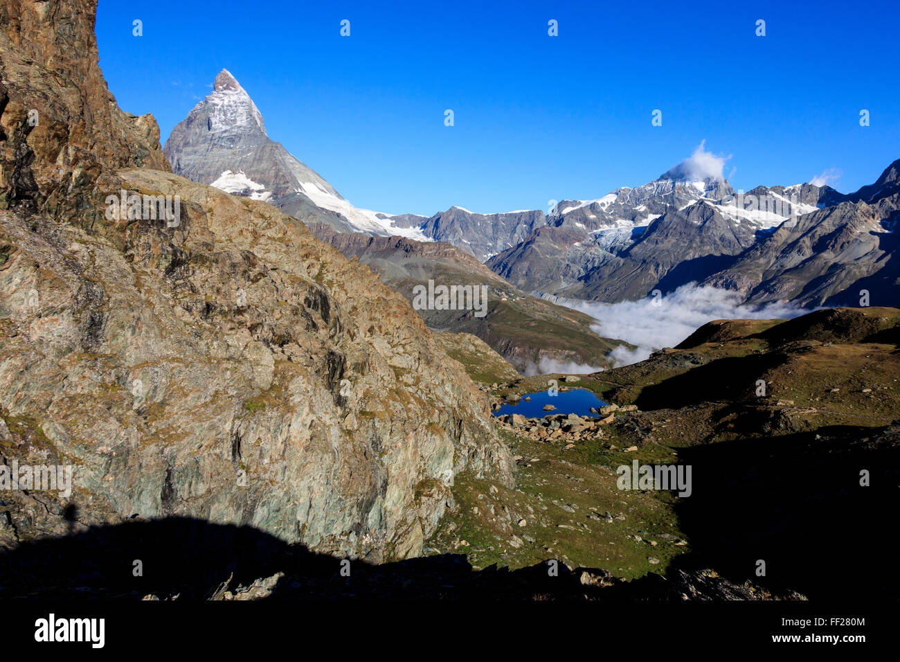 Matterhorn und Dent Blanche und das blaue Wasser des Sees Riffelsee, Zermatt, Kanton Wallis, Walliser Alpen, Schweiz Stockfoto