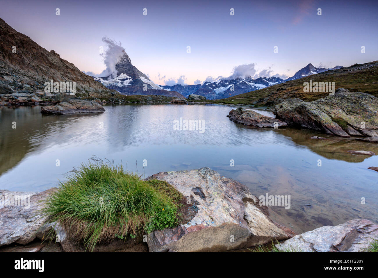 Das Matterhorn spiegelt sich im See Stellisee im Morgengrauen, Zermatt, Walliser Alpen, Kanton Valais, Schweizer Alpen, Schweiz, Europa Stockfoto