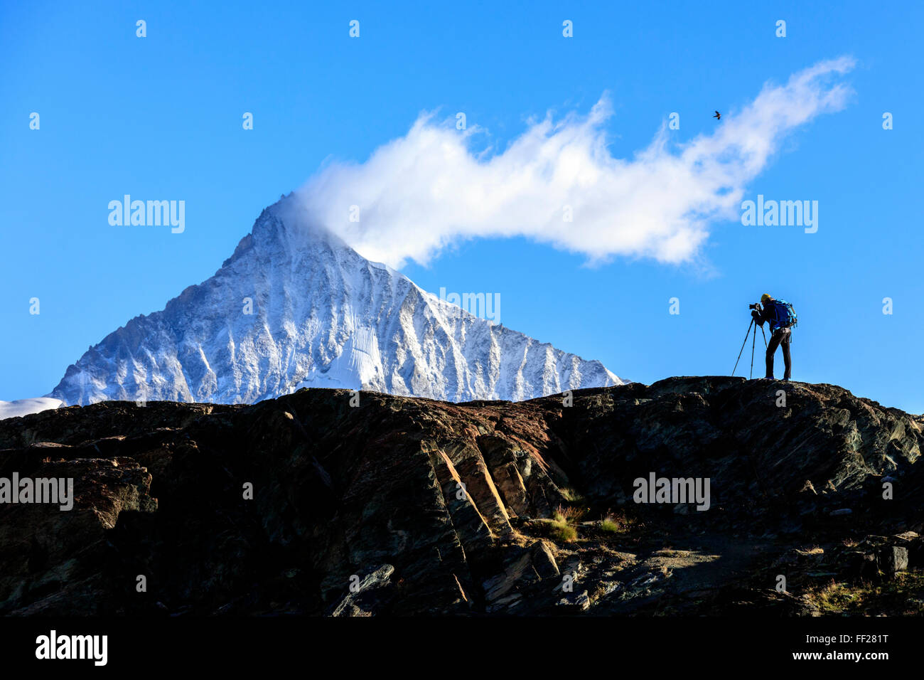Fotograf in Aktion vor der verschneiten Weisshorn, Zermatt, Wallis, Walliser Alpen, Schweizer Alpen, Schweiz, Europa Stockfoto