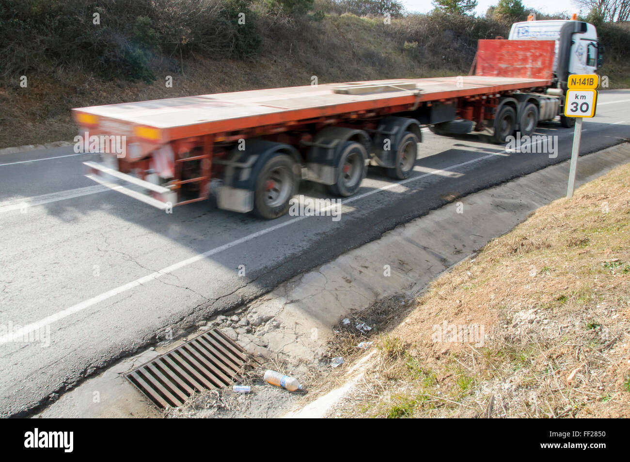 Großer LKW auf einer schmalen Straße Stockfoto