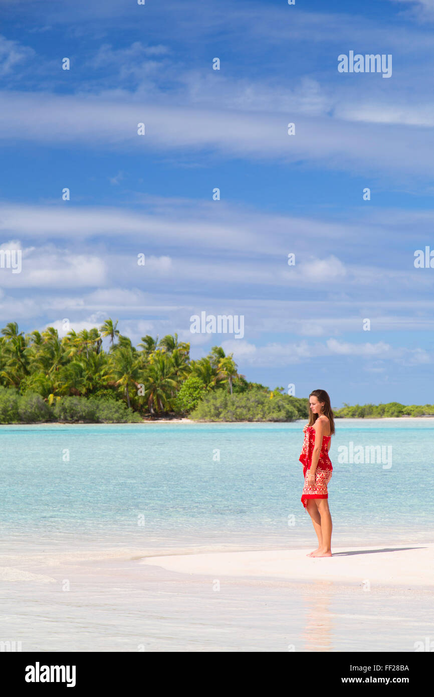 Frau am Strand von egal SabRMes Rosen (rosa Sands), Tetamanu, Fakarava, Tuamotu IsRMands, Französisch PoRMynesia, South Pacific, Pazifik Stockfoto