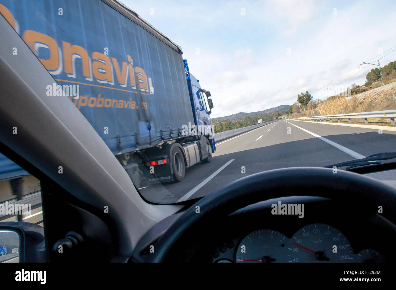 Überholen ein LKW auf der Autobahn, Katalonien, Spanien Stockfoto