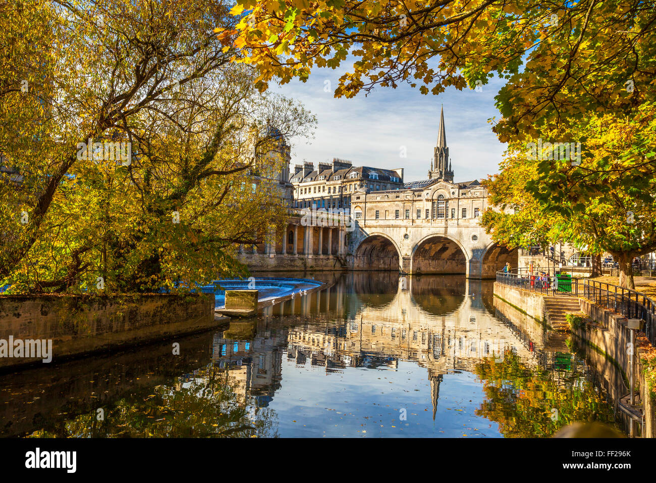 Pulteney Bridge spiegelt sich im Fluss Avon, Bath, UNESCO-Weltkulturerbe, Somerset, England, Vereinigtes Königreich, Europa Stockfoto