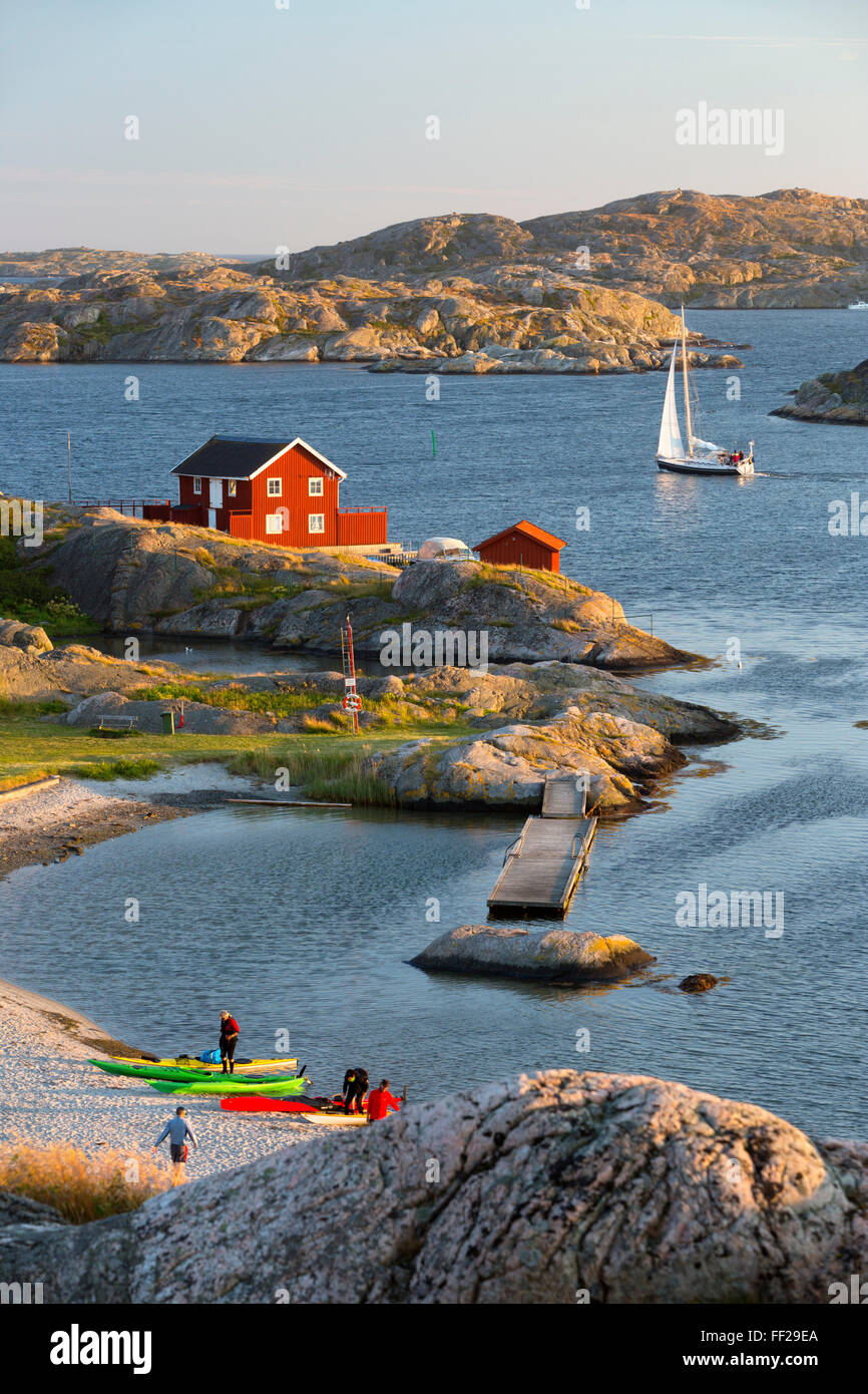 Blick über rote Schwedenhaus und IsRMands von ArchipeRMago, Skarhamn, Tjorn, BohusRMan Küste südwestlich Schweden, Schweden, Skandinavien Stockfoto