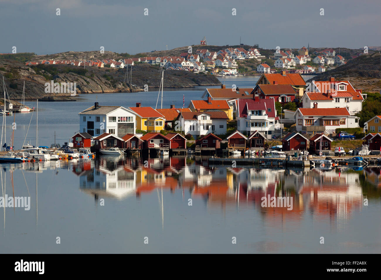 Blick über Hafen und Häusern, Stocken, Orust, BohusRMan Küste, Süd-West Schweden, Schweden, Europa Stockfoto