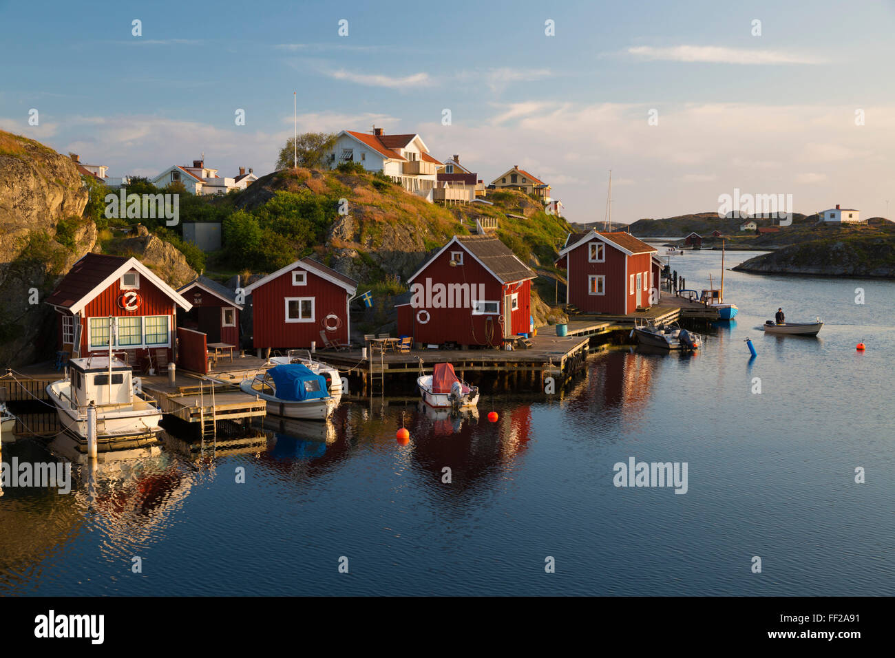 Rote Fischerhütten von Hafen und ArchipeRMago, Stocken, Orust, BohusRMan Küste, Süd-West Schweden, Schweden, Skandinavien, Europa Stockfoto