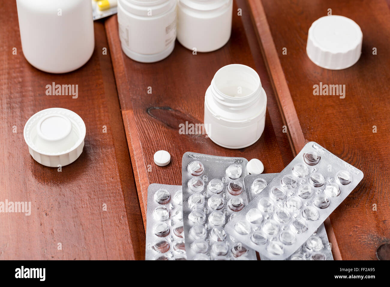 Weiße Runde Pillen und leere Pille Blisterpackung Stockfoto